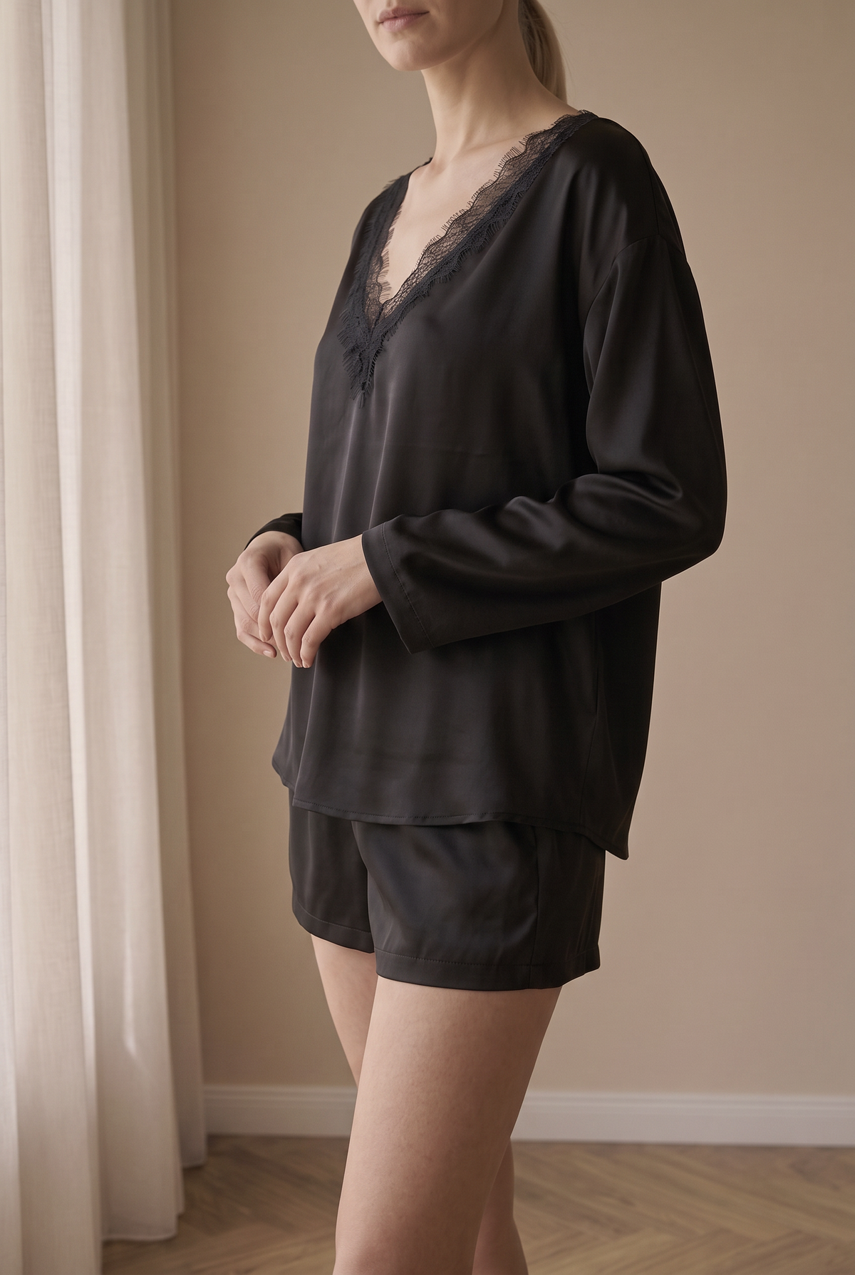 Amber siyah dantelli saten pijama takımı yan görünüm